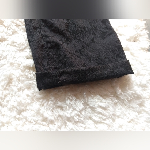 NWOT Simply Vera by Vera Wang woman's size 8 black floral pattern denim capris - Picture 3 of 7